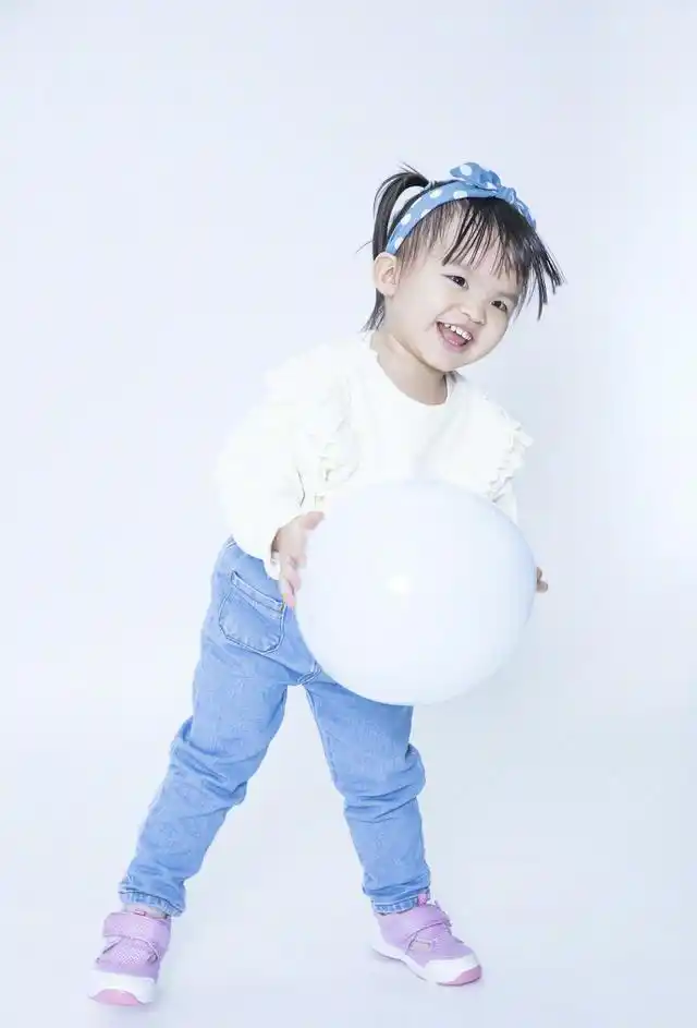 原创熊黛林晒2岁双胞胎女儿写真庆生镜头感十足妹妹比姐姐高好多