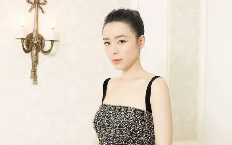 张静初写真大赏:性感水蜜桃魅力无限,你能抵挡住她的诱惑吗?