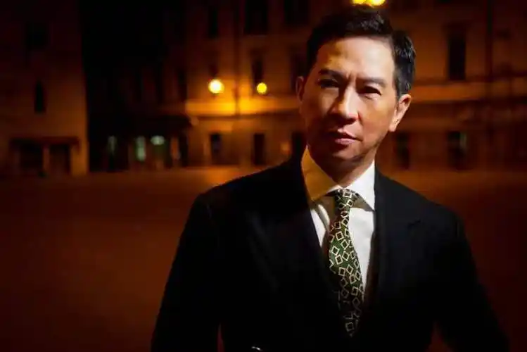 张家辉帅气儒雅盛装出席首映,抵达现场时就获影迷们夹道欢迎,当中有不