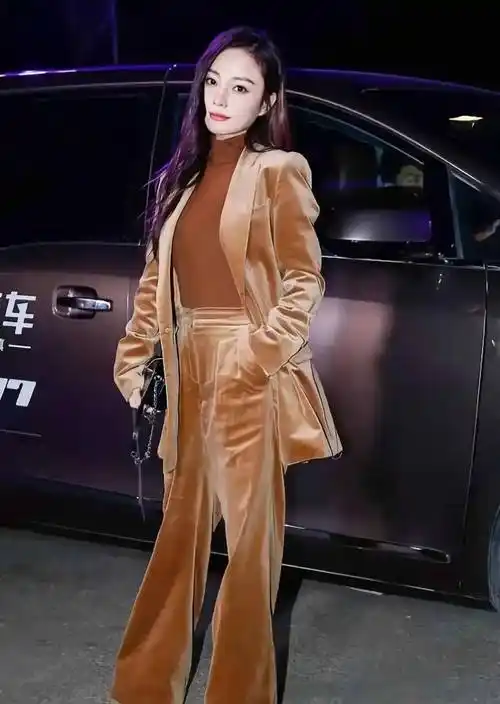 李小璐越来越放飞自我,牛仔裤就用几条铁链固定,蚂蚁腰好惹眼_身材_的