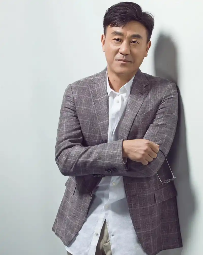 1997年,何冰参加同学会,一位多年未联系的女同学在餐桌上对他说:你看