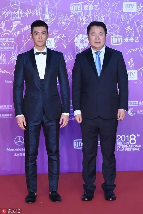 杜江亮相北影节闭幕式红毯蝴蝶结西装时髦绅士