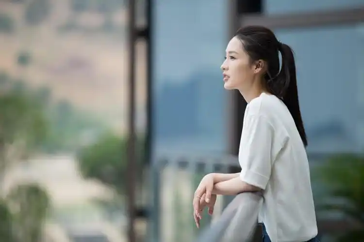 李沁演员清新美女明星明星风尚壁纸