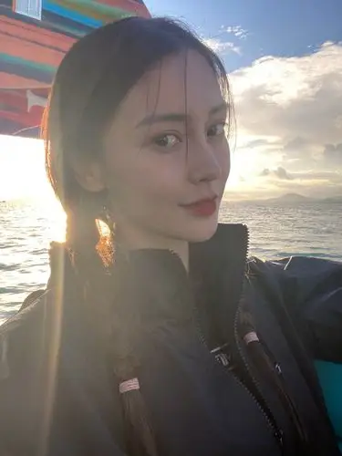 angelababy在微博晒出扎麻花辫冲浪的九宫格照片.