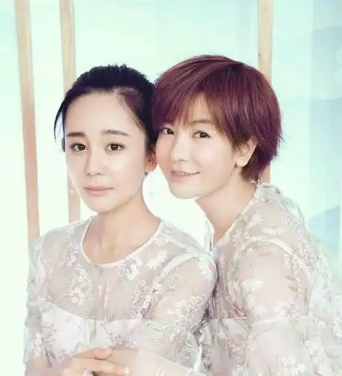 海陆李晟合体拍闺蜜照,相差一岁差距大,网友:紫薇眉毛怎么了?