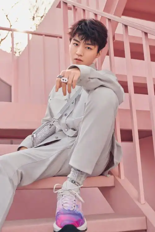 王俊凯摩登少年感写真图片,分享一组王俊凯图片给大家,图中的明星图片