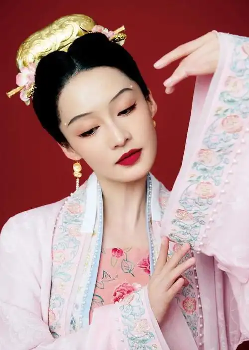 李沁春晚古装造型高清图来袭,轻妆淡抹总相宜和气质达成一致!