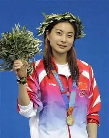 郭晶晶罕见参加贵妇圈聚会 衣着朴素引热议 网友:未来的香港一姐