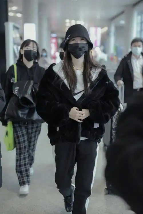 袁冰妍真是时髦精,黑色皮草搭休闲裤,戴渔夫帽气质太好了