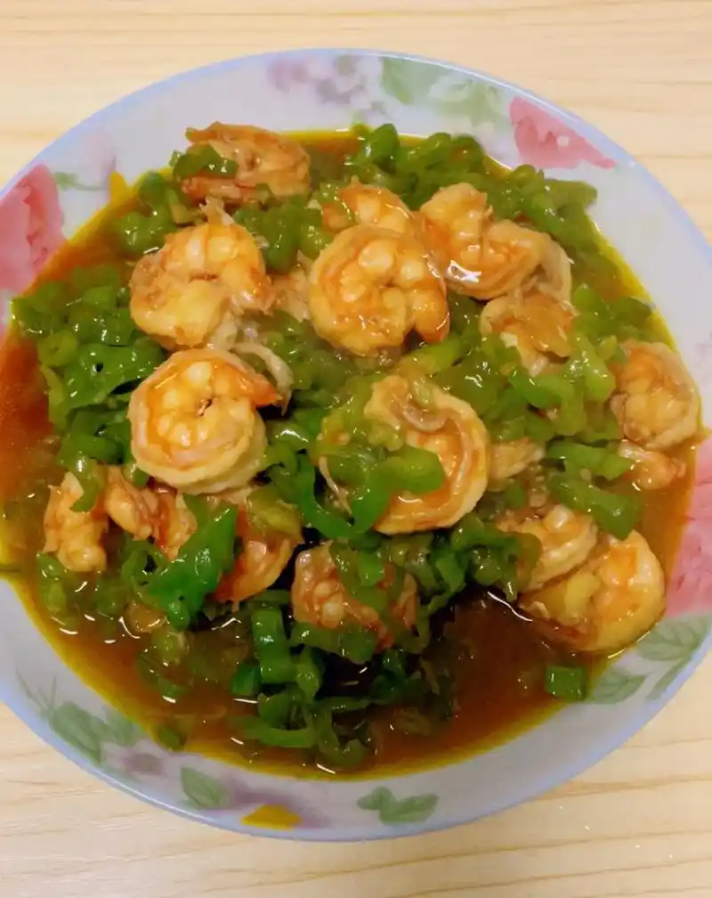 辣椒炒虾仁.热油下辣椒,加一勺白糖提鲜,翻炒2分钟盛起.   - 抖音