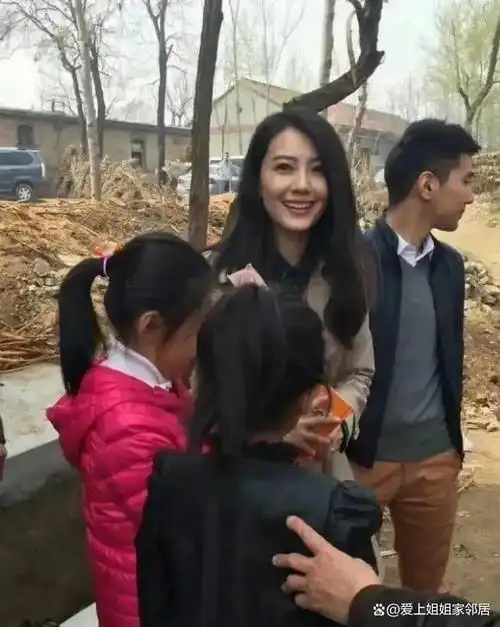 明星回老家的真实状态曝光谁最接地气谁在耍大牌一目了然