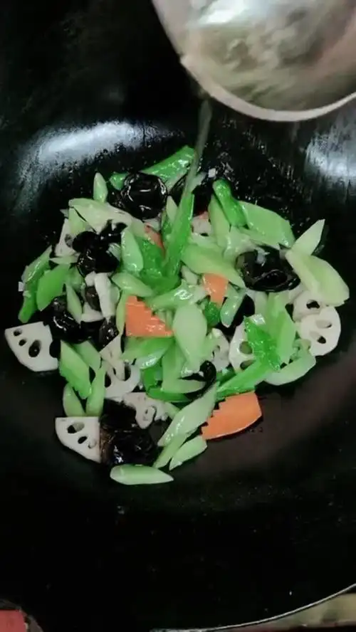 它的菜品讲究颜色与营养搭配,荷塘小炒这道绝对属于广东菜的经典菜肴