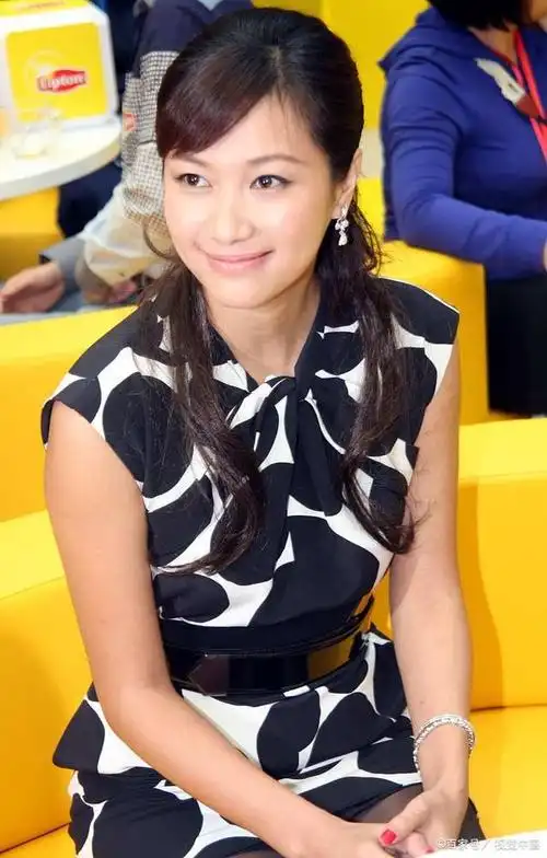 徐静蕾最新照片曝光!她身穿泳衣,看起来状态非常年轻