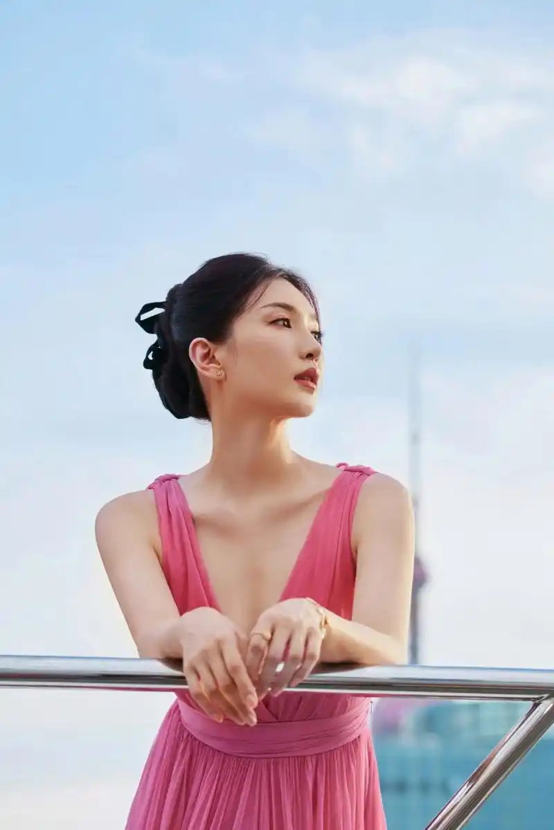 江疏影粉裙美照惊艳极致