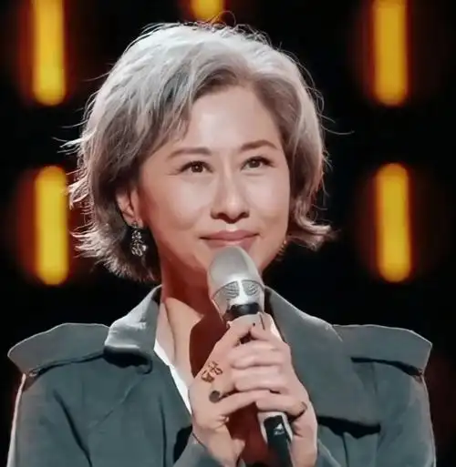 如果你的年龄超过了60岁,那不妨看看叶倩文.