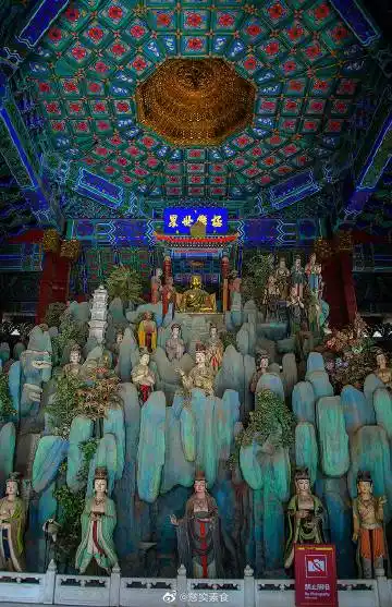 主体建筑为极乐世界,是中国最大的方亭式宫殿建筑,殿四面窗扉,楠扇细