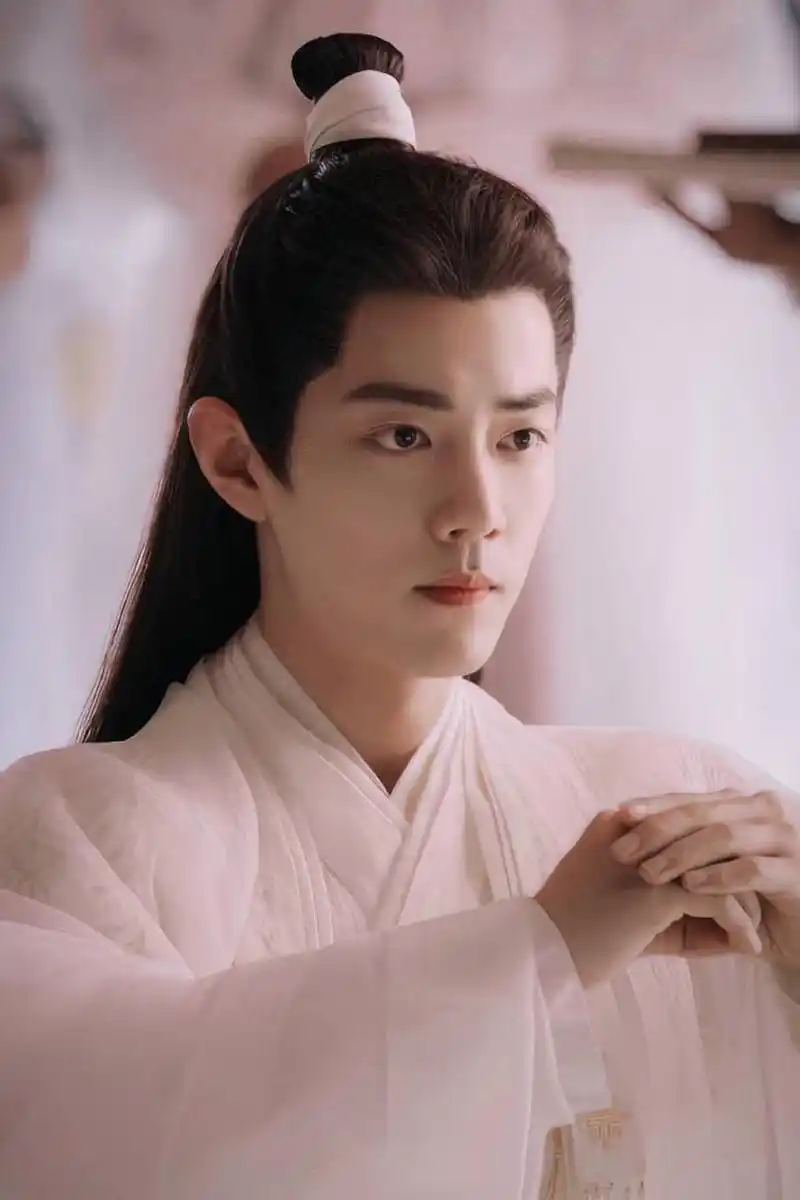 第一次知道肖战,是六七年前看他主演的《超星星学园》,超级搞笑的一部