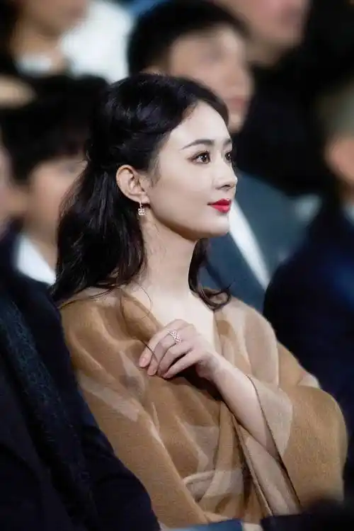 原创赵丽颖的最新出妆图曝光穿一身棕衣太飒了扎高马尾嫩得像18岁