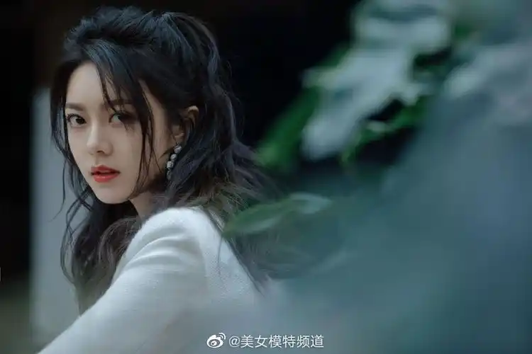 赵今麦纯白look穿搭写真释出卷发半马尾造型好灵动