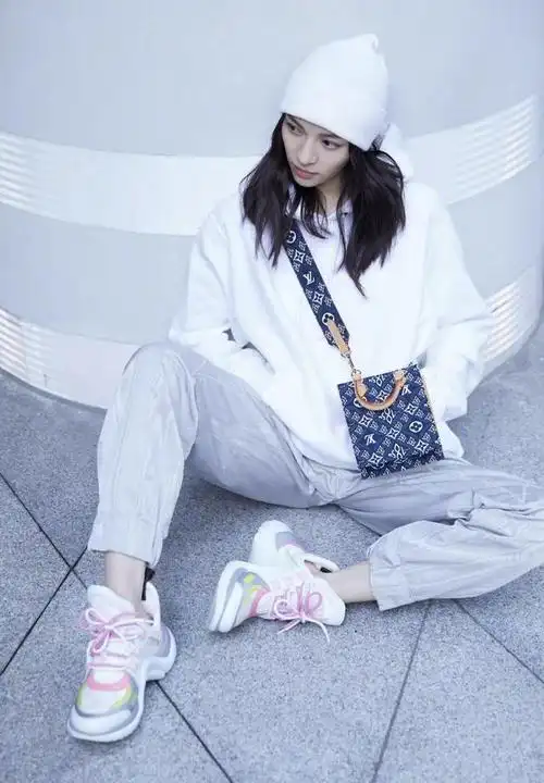 女明星演绎lv早春帆布包,融入了丹宁蓝的单品,个性满满超吸睛|包包|拼