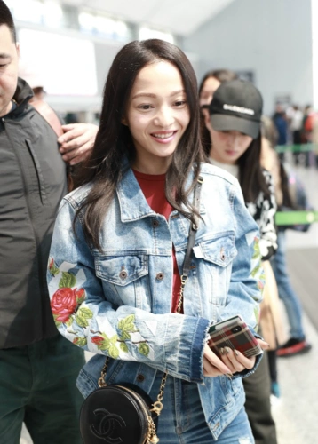 张韶涵一身牛仔服现身,与之前判若两人