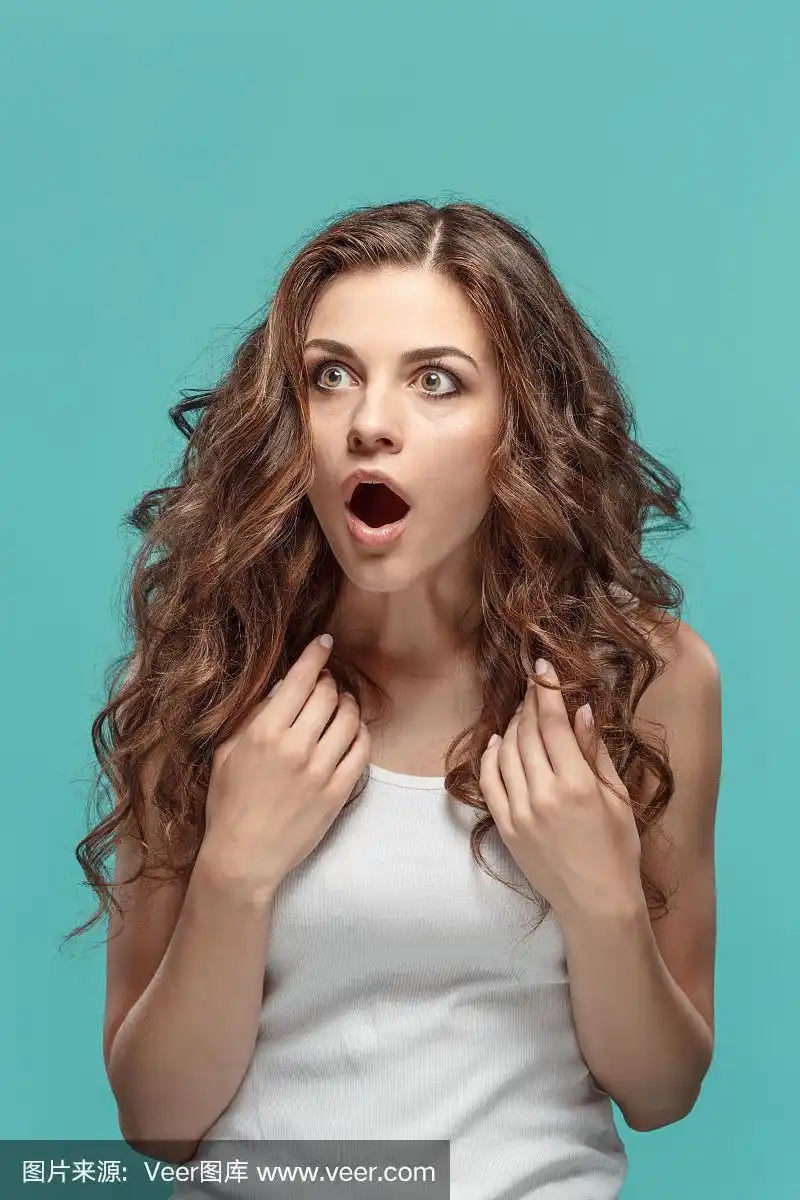 年轻女子的肖像,表情震惊