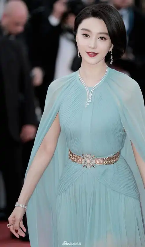 组图:范冰冰亮相戛纳红毯 墨蓝色长裙仙气十足 : 第70届戛纳电影节
