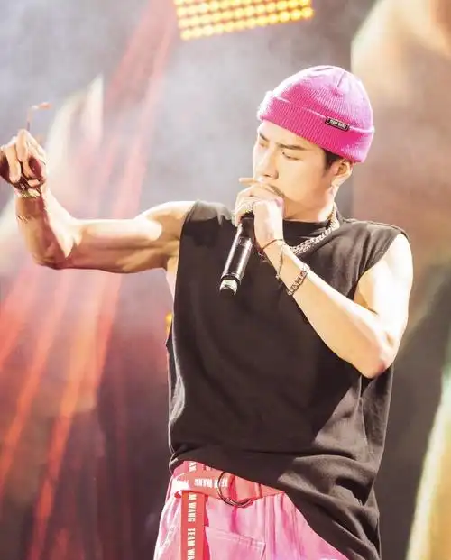 软萌烟嗓王嘉尔唱跳全能样样精通撞色造型完美驾驭