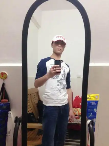 求普通男生生活照,最好好看一点的,谢谢了!