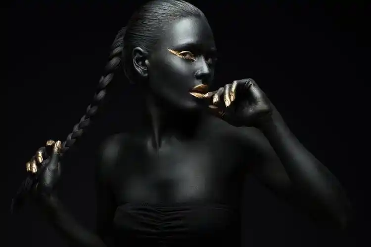 黑色背景上闭着眼睛的黑人美女