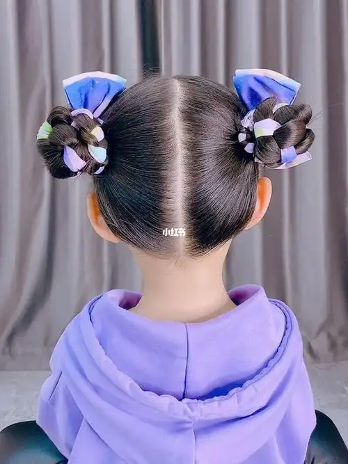 可爱蝴蝶结双丸子头发型