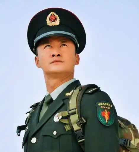 男明星"军装照",杨洋帅气,陈伟霆高冷,你觉得谁的最好看_李易峰_造型