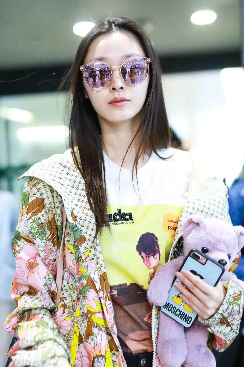 宋轶戴墨镜穿彩色卫衣现身机场皮肤白皙,抱小熊玩偶少女心满满