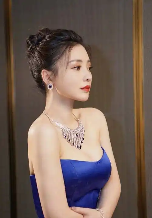 柳岩真是"天生尤物",穿蓝色抹胸裙亮相,这"凹凸感"着实撩人_时尚_身材