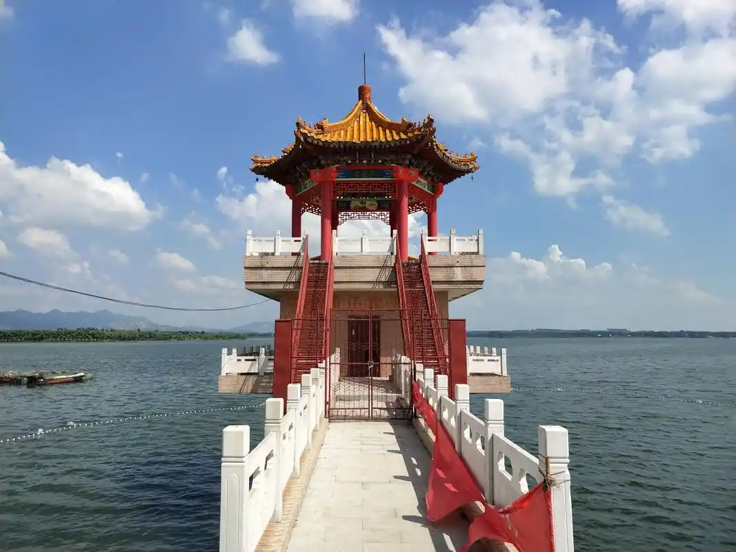 蓝天白云下的方城望花湖水库 南阳人民的北戴河,规划馆老秦拍摄