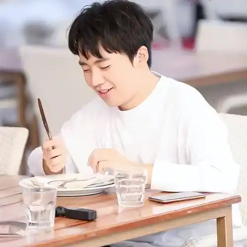 郭麒麟被曝与其父闹掰,摆家宴没座遭亲弟排挤_家庭_郭汾_郭德纲