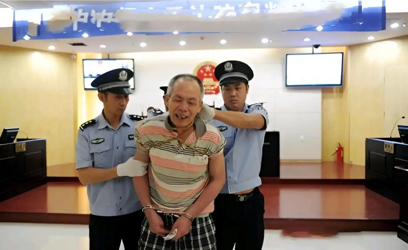 2012年,广东江门,即将被押赴刑场执行死刑的何锦权,听到这样的宣判