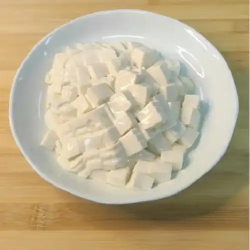 第4步,内酯豆腐拆盒切成小块放入盘中.