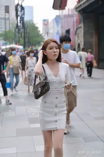 成都街拍小姐姐好瘦