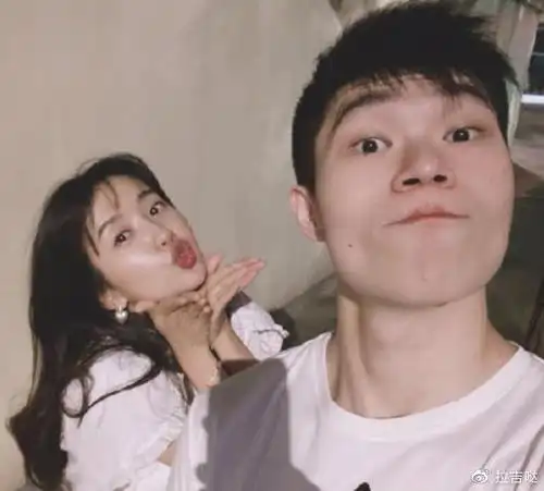 演员许龄月大方公布恋情晒与男友搞怪合影透露两人交往一年多