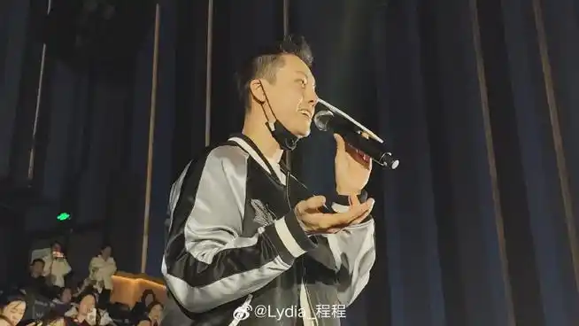 陈伟霆现身灿烂的她首映礼