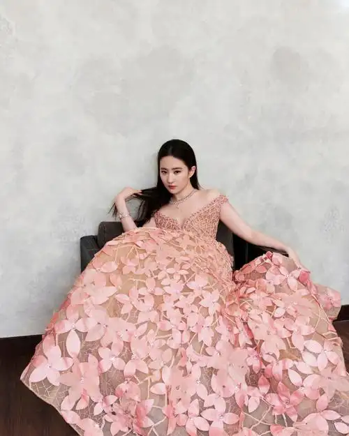 刘亦菲 受邀出席第29届上海电视节"白玉兰绽放"颁奖典礼!