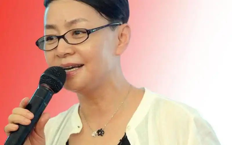 主持人问宋丹丹:为啥自己住2亿豪宅,却让儿子住普通小区?