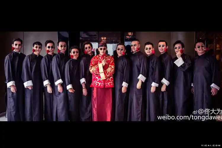 也是在海岛,你看看人家其乐融融的伴郎团伴娘团