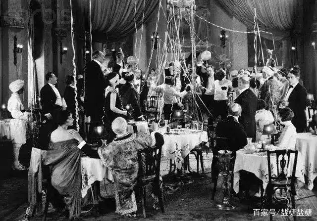 《了不起的盖茨比》:"爵士时代"纯粹的享乐主义下的人们