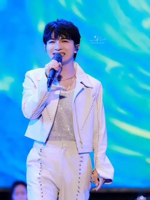 #周深加盟广州草莓音乐节#