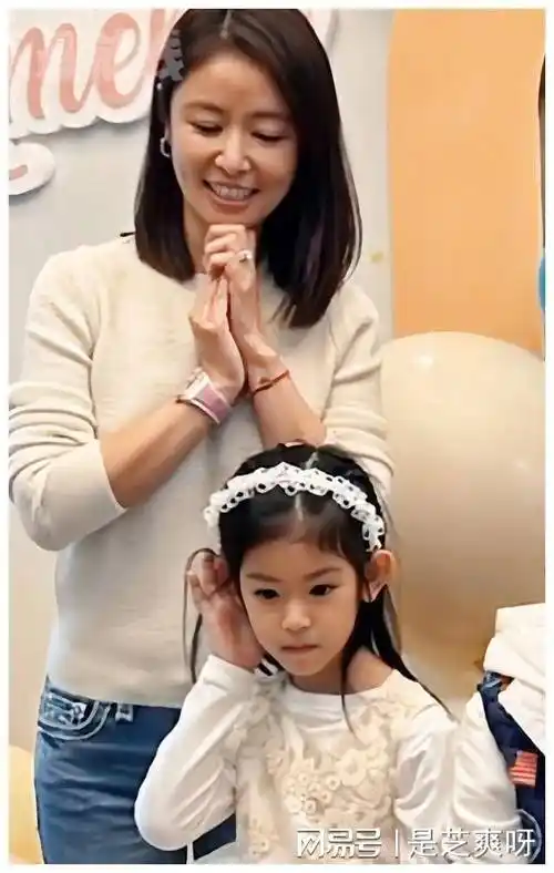 林心如晒女儿正脸照,五官与霍建华一模一样,有明星范儿可以出道_海豚
