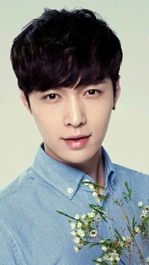 张艺兴帅气时尚写真图片清新养眼