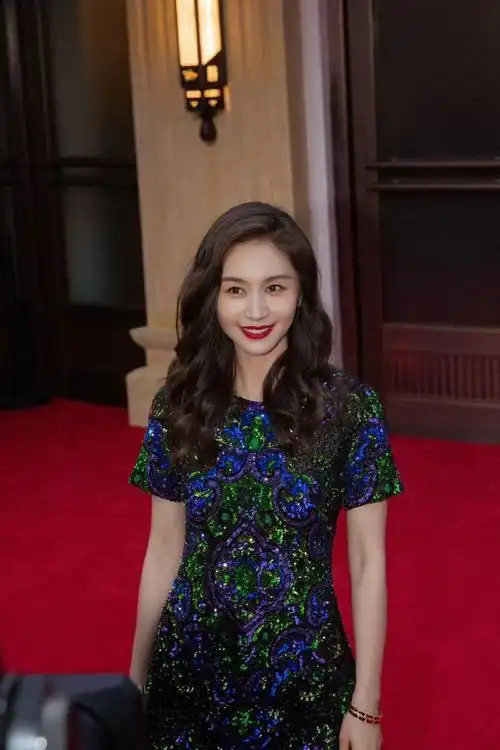 王子文卷发红唇