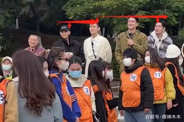 对于男明星而言,身高问题时常成为大众热议的焦点,标准答案往往与现实